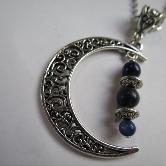 Silver filigree moon pendant with lapis lazuli, 18” chain - Picture 2 of 8